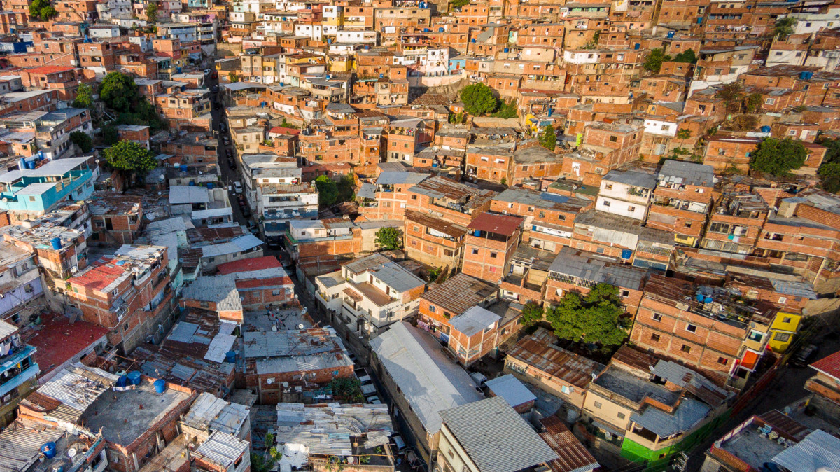 En los ranchitos del barrio José Félix Ribas, en Caracas ondean las banderas blancas