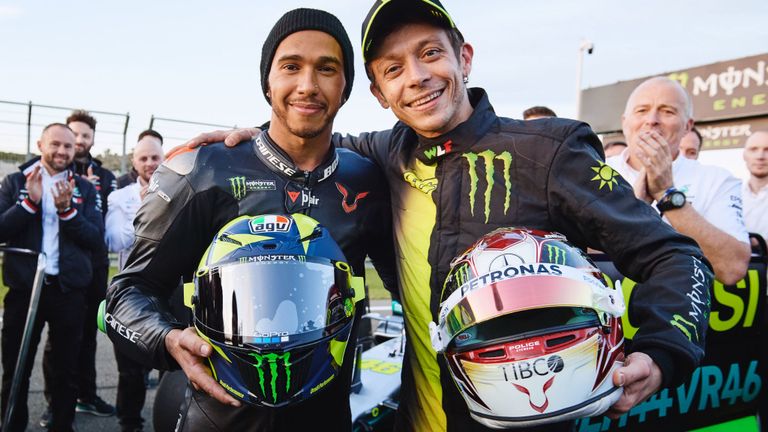 Así fue el espectacular intercambio de máquinas entre Valentino Rossi y Lewis Hamilton (Fotos y video)