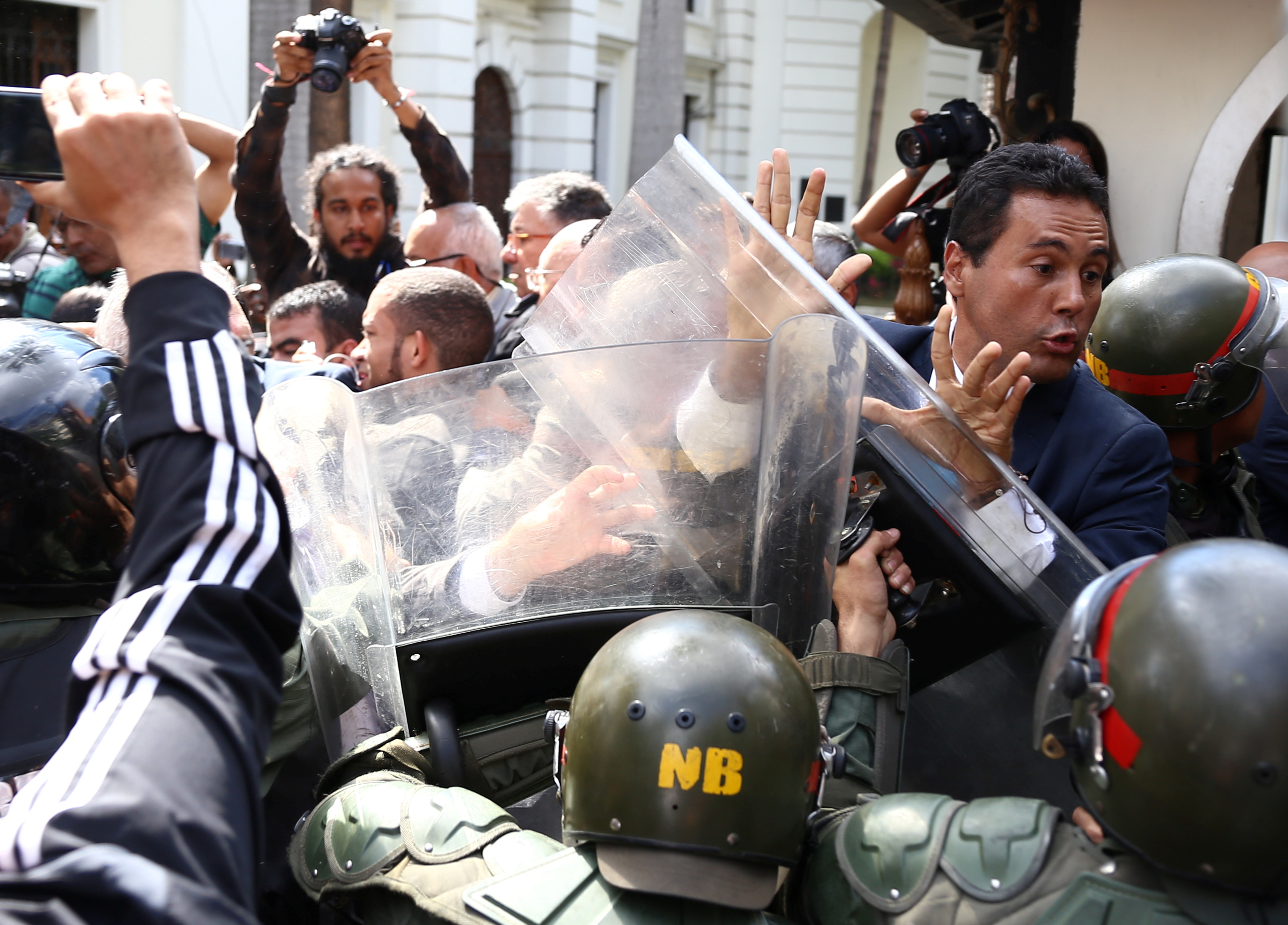 LAS FOTOS que dan la vuelta al mundo: El atropello a la democracia en la Asamblea Nacional