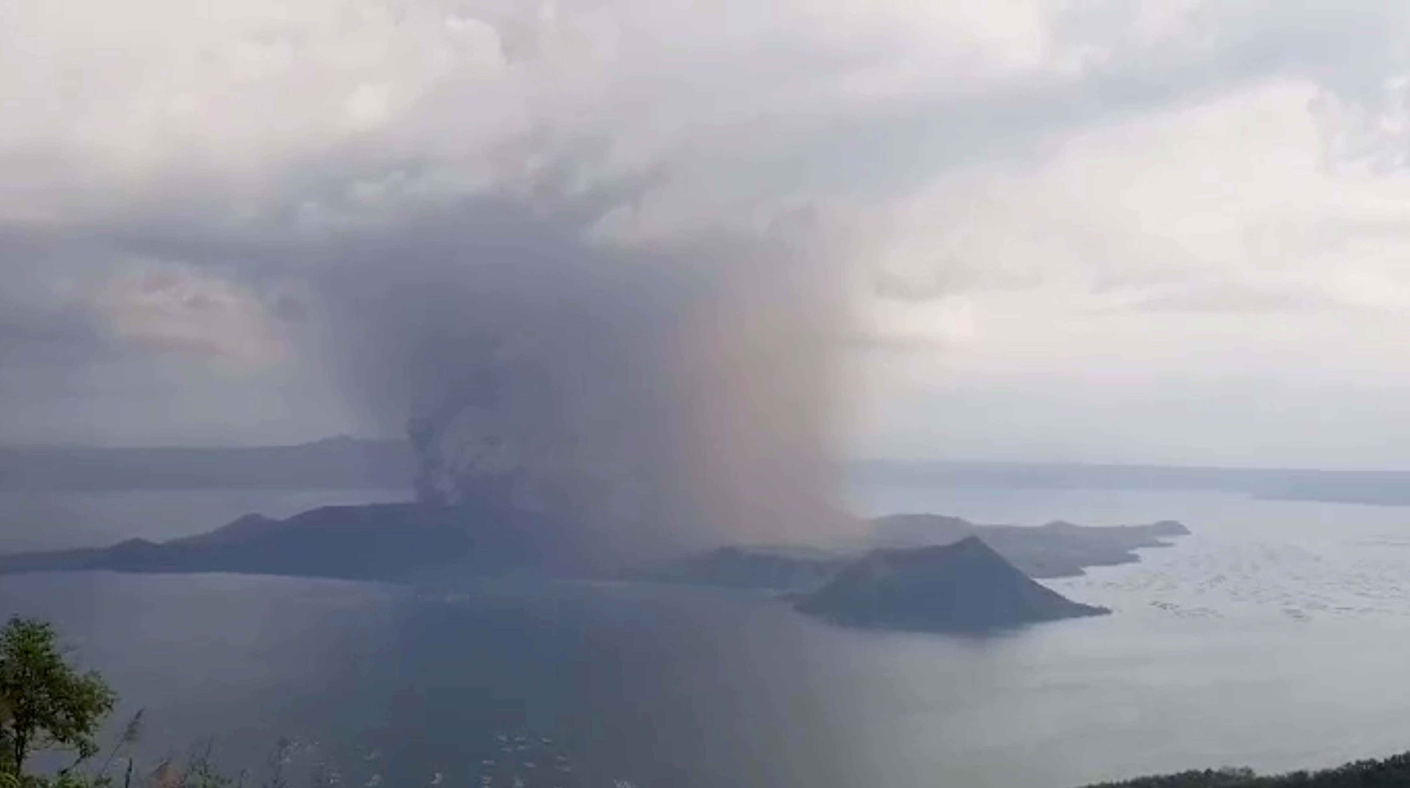 Filipinas pide a los evacuados que se mantengan lejos del volcán