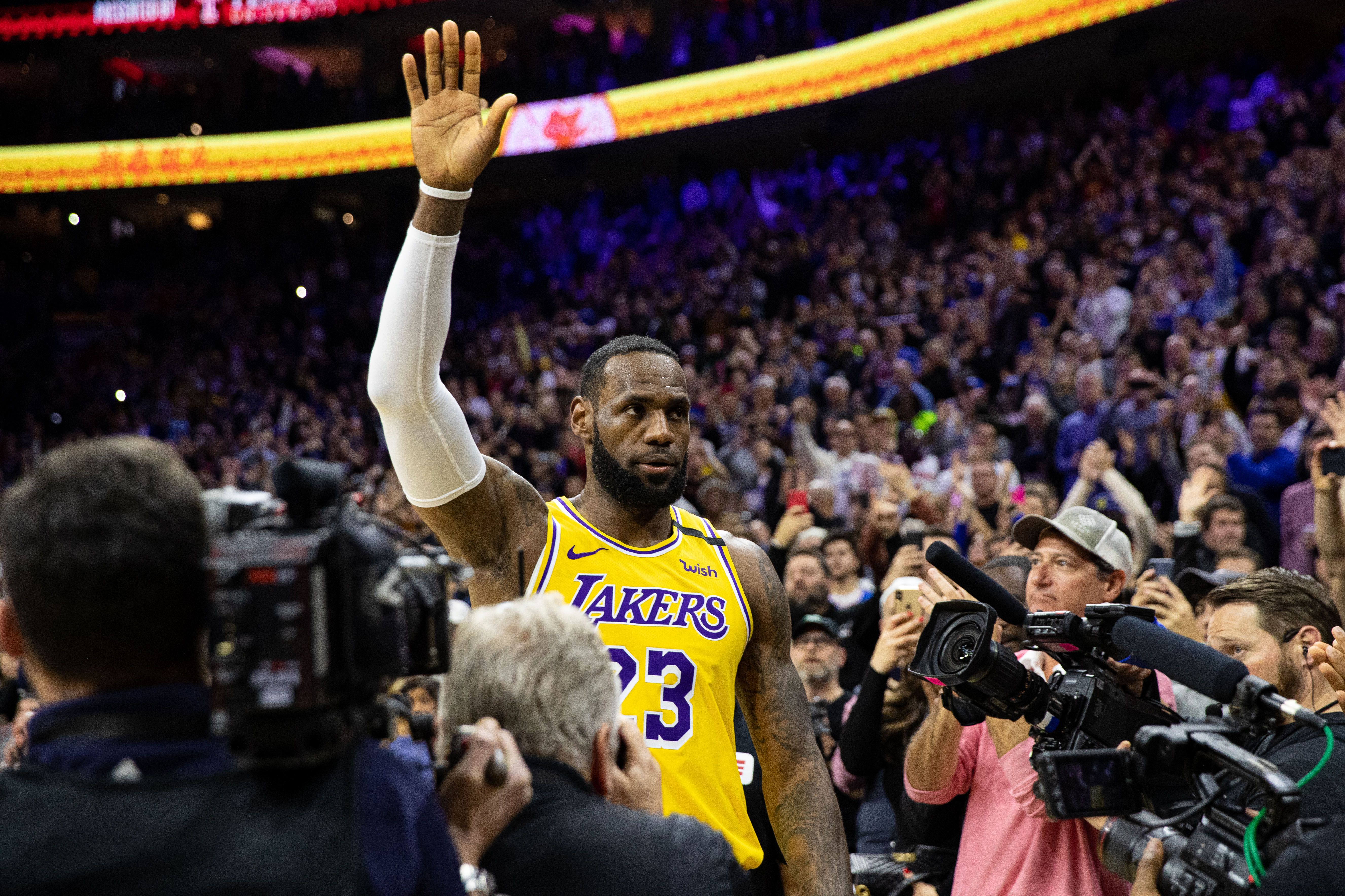 LeBron James reafirma su posición en la historia de la NBA con un récord de LOCURA (VIDEO)