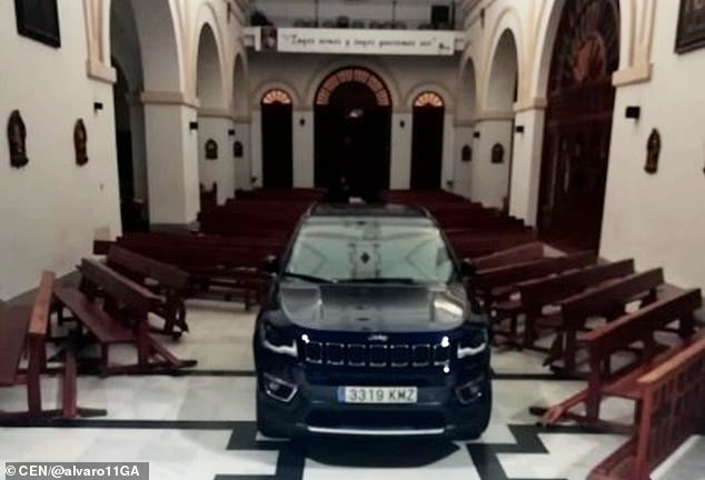 Se estrelló con su Cherokee en el altar de una iglesia porque se sentía poseído por el maligno (VIDEO)