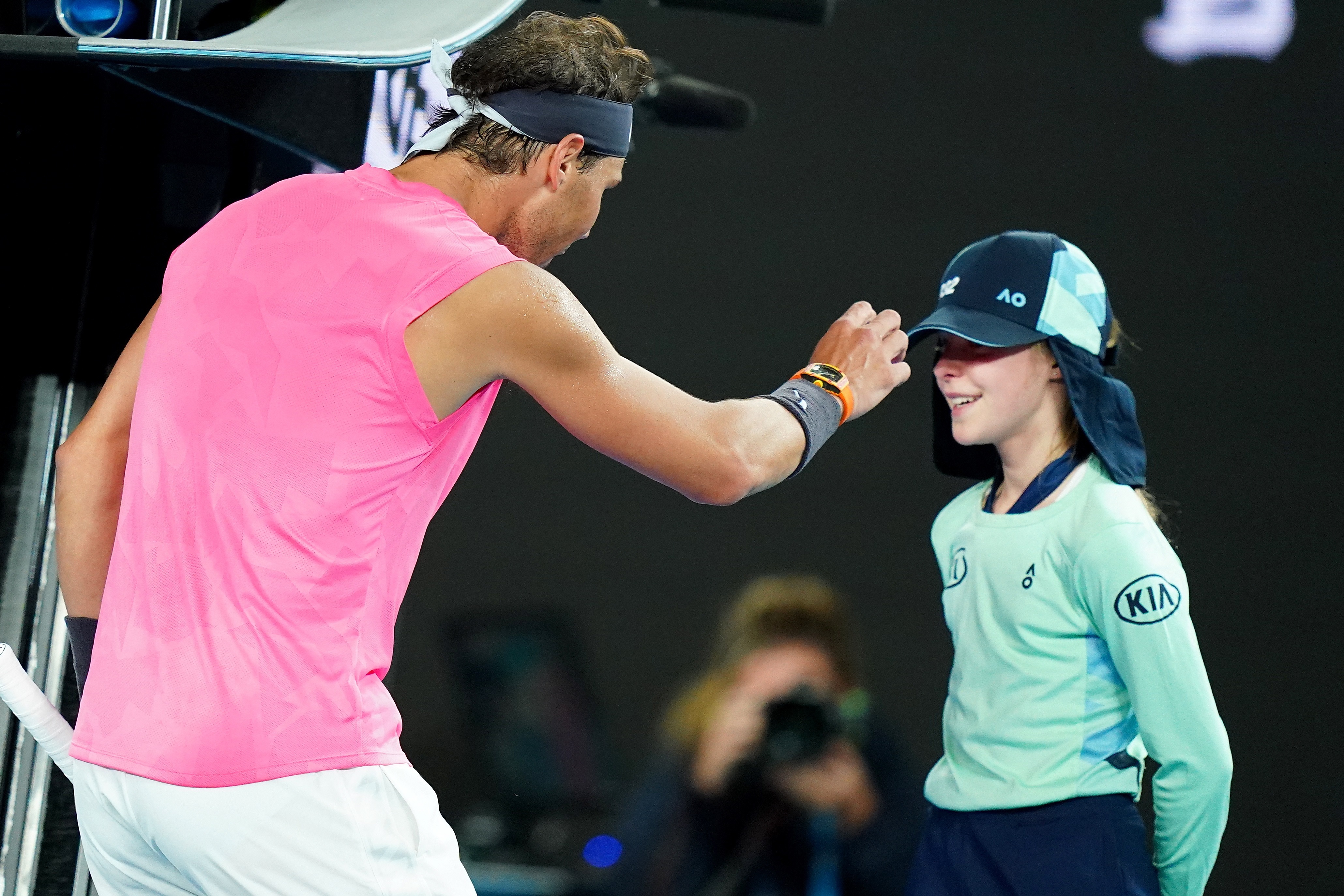 El emotivo gesto de Rafael Nadal tras golpear a una recogepelotas en el Abierto de Australia (Video)