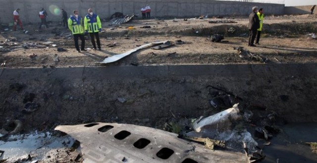 Miembros de los servicios de emergencia observan parte del fuselahe del Boeing 737 de la compañía ucraniana UIA que se ha estrellado esta madrugada en Teherán. EFE/ Abedin Taherkenareh