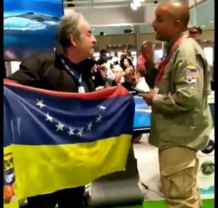 Un señor español se paró frente a los chavistas en el Fitur… ¡y se las cantó sin miedo! (VIDEO)