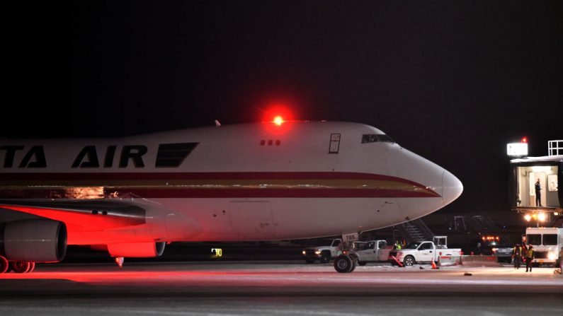 Llega a base aérea de California vuelo con estadounidenses desde China