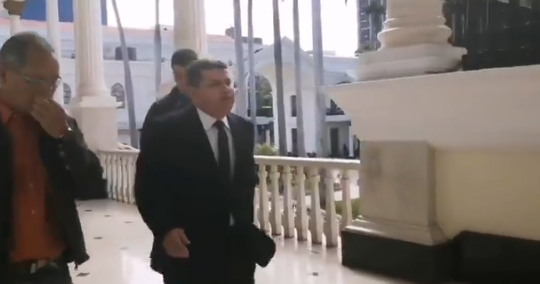 Editó el video y le salió mal la jugada: Luis “Clap” Parra llegó a la AN ilegitima sólito y sin apoyo #20Ene