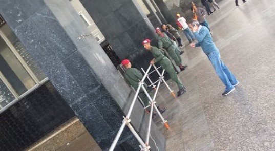 Reportan que sede administrativa de la AN se encuentra tomada por colectivos y PNB #14Ene (Foto)