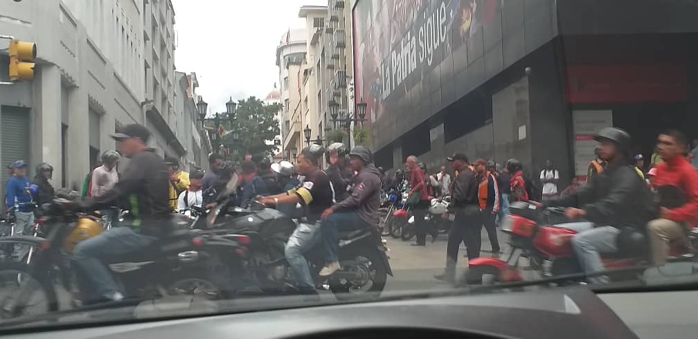 Colectivos chavistas ya se encuentran en los alrededores del Palacio Federal Legislativo #15Ene (Fotos)