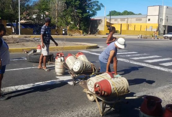 Habitantes de Cumaná protestan por la falta de gas domestico #3Ene (FOTOS)