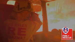 Bomberos graban como su camión es rodeado por las llamas durante los incendios forestales en Australia