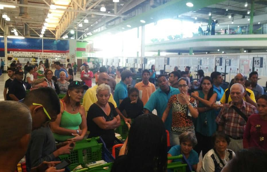 En Valencia esperan hasta cinco horas para pagar ante la caída del sistema en petros (VIDEO)