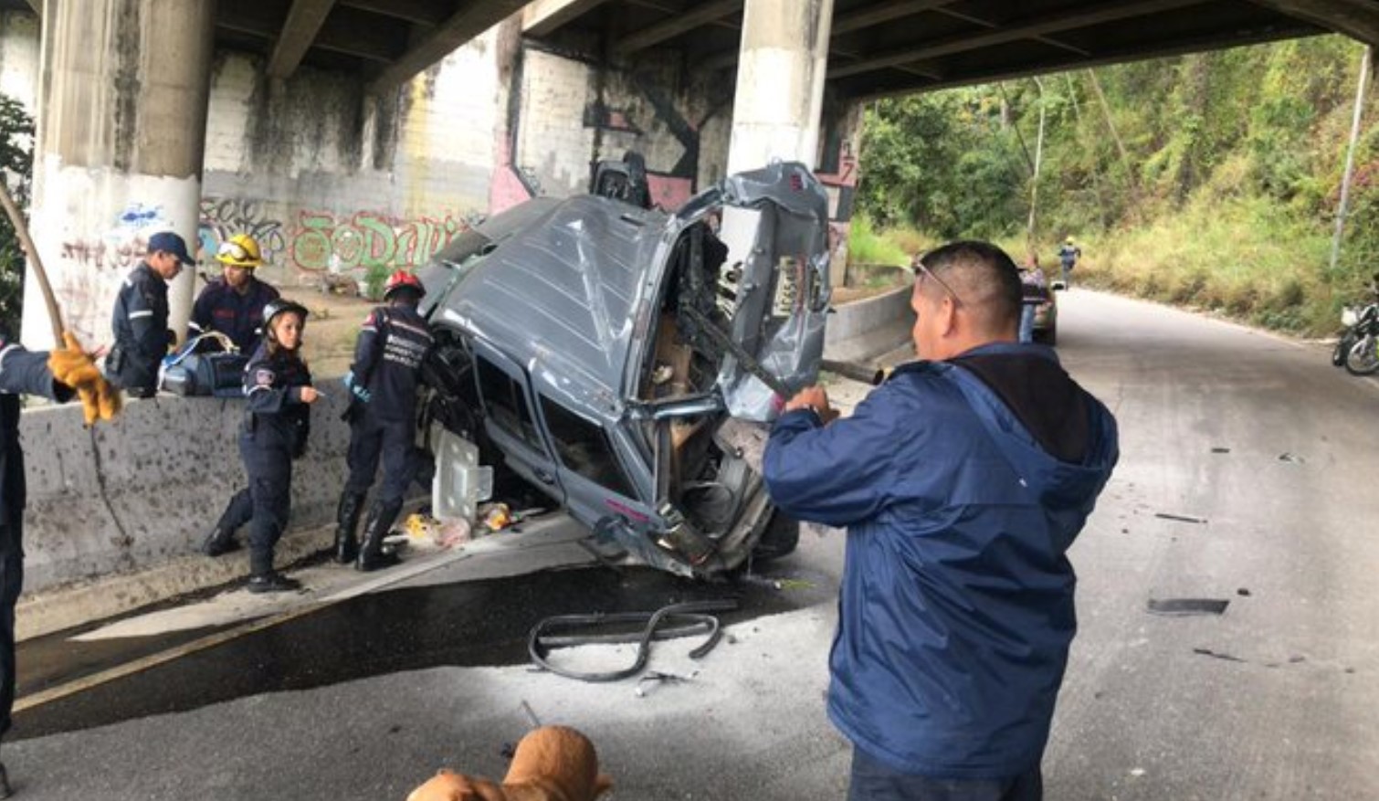 Una camioneta se cayó al vacío en la Cota Mil con dos personas a bordo (Fotos y Video)