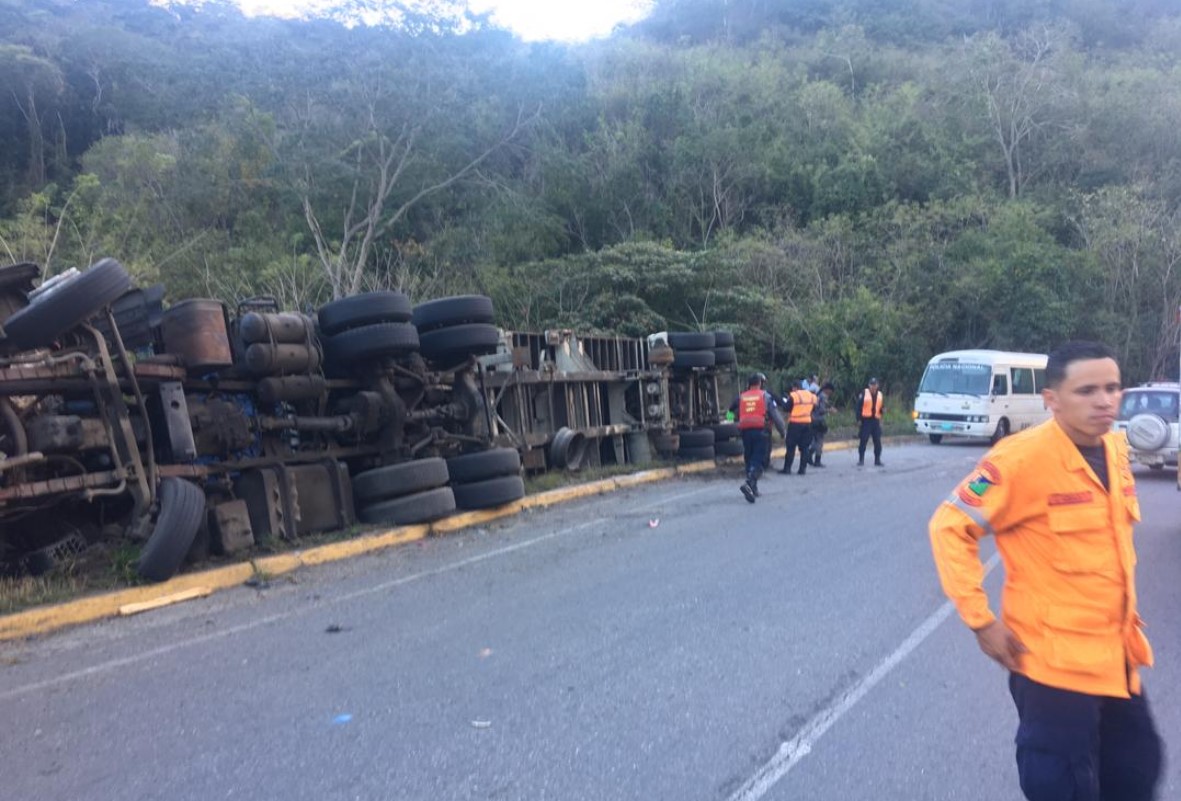 Gandola se volcó en una curva de Parque Caiza tras perder los frenos (Fotos)