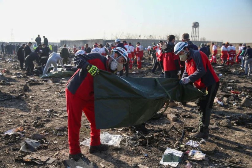 Irán “despejó” con excavadoras y tapabocas la zona donde cayó el avión ucraniano (Fotos)