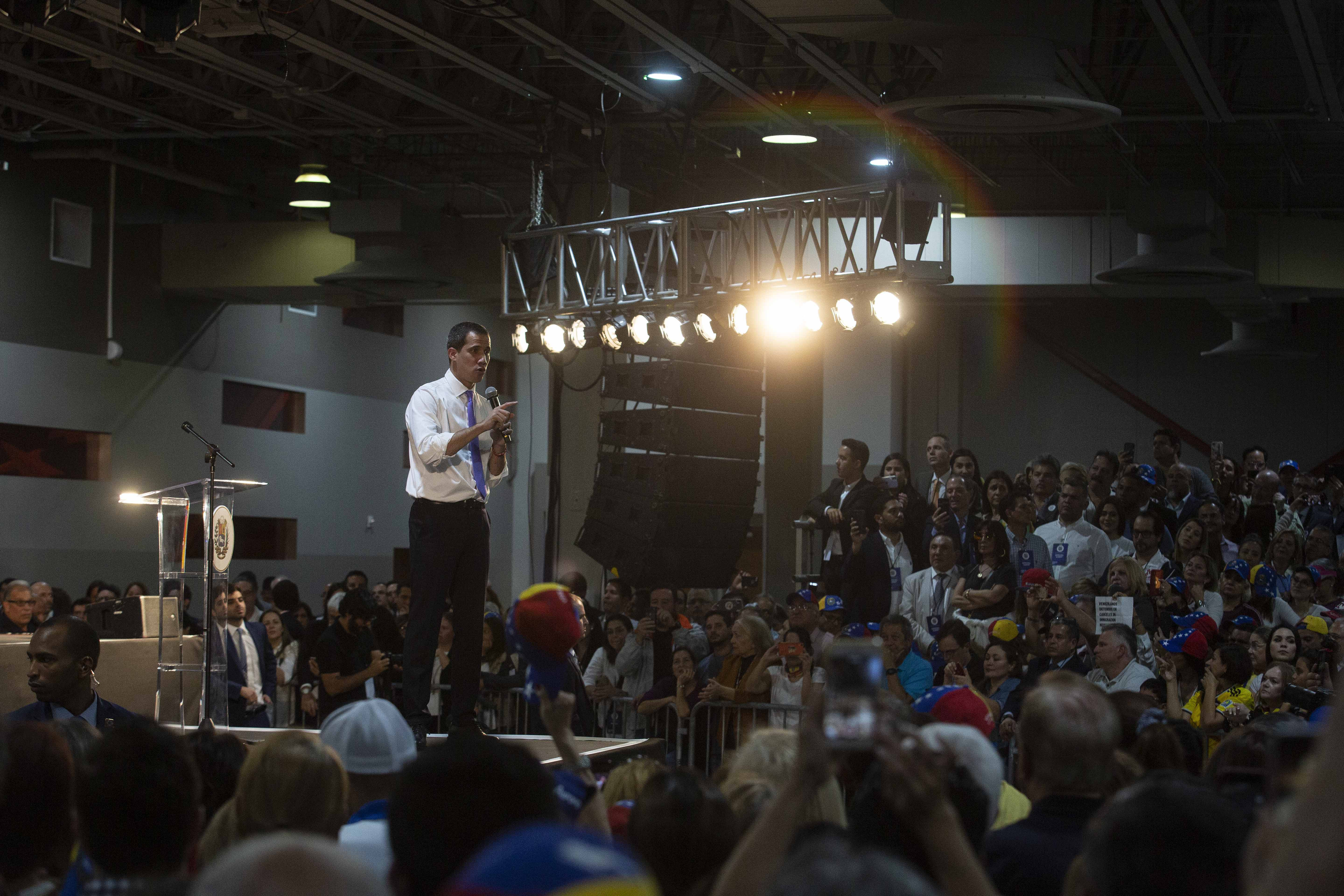 Guaidó desde Miami: Todas las opciones están sobre la mesa, pero también debajo de la mesa