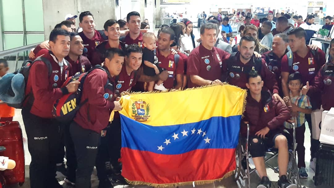 Histórica Vinotinto de futsal es ovacionada en su llegada a Maiquetía (VIDEO)