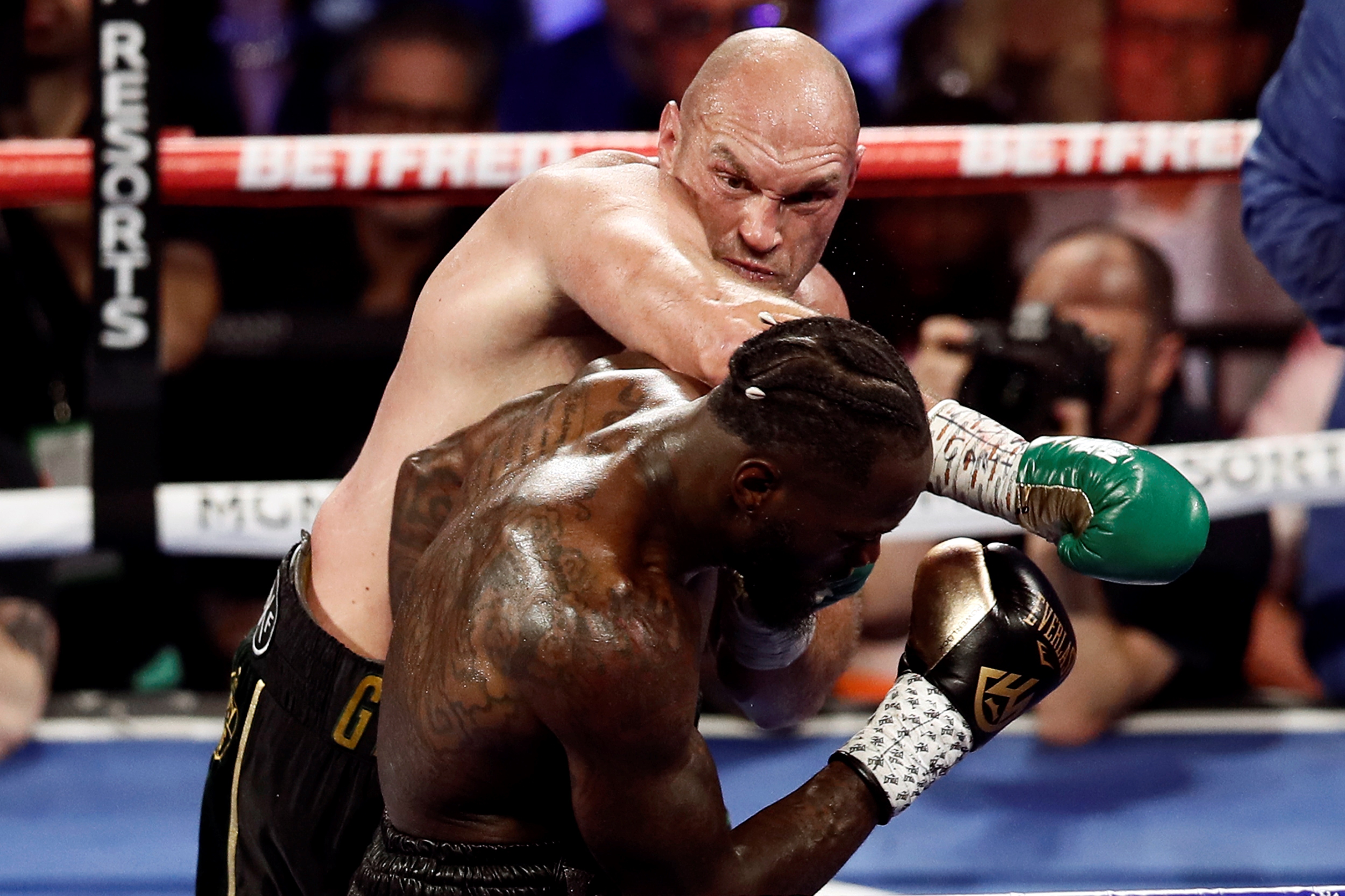 Tyson Fury aplastó a Deontay Wilder con un nocaut técnico en Las Vegas (Video)