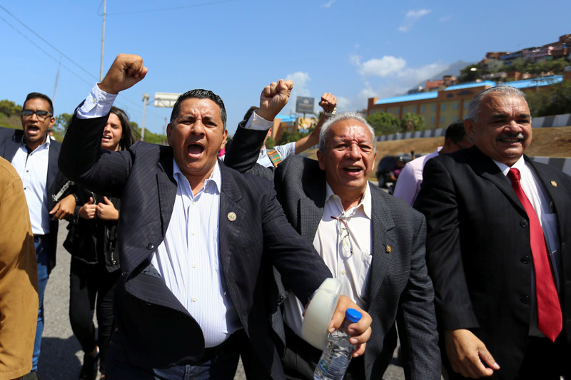 Diputados de la AN caminaron hasta el Aeropuerto de Maiquetía #11Feb (Fotos)