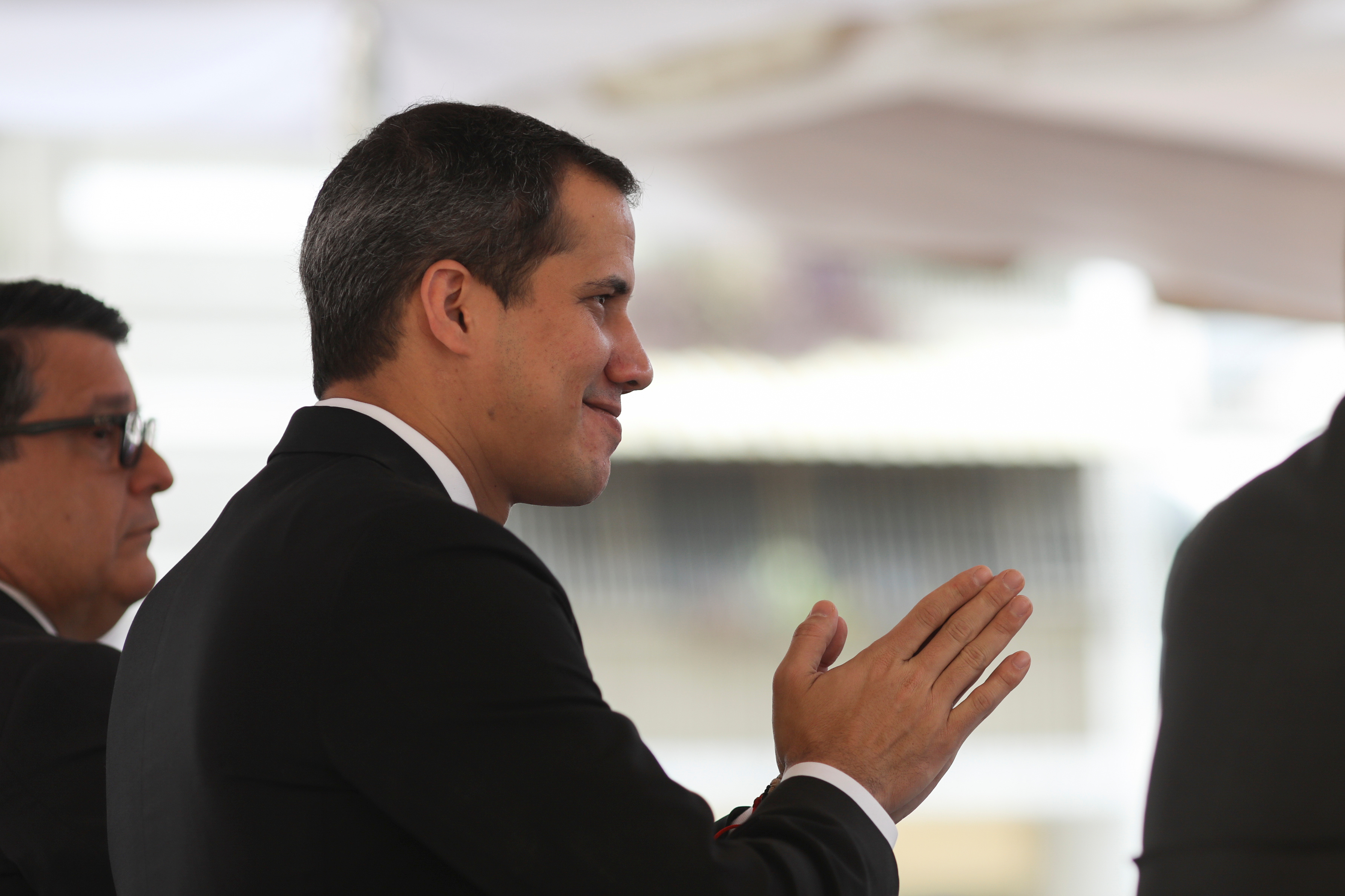 AP: Guaidó sale a las calles derrumbando especulaciones sobre su paradero (VIDEO)