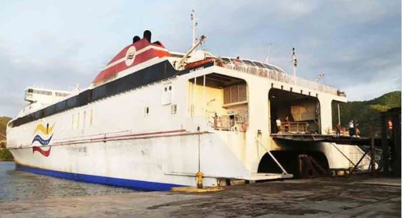 Entre el humo de sus motores fundidos, atracó en Guanta el ferry que estaba a la deriva