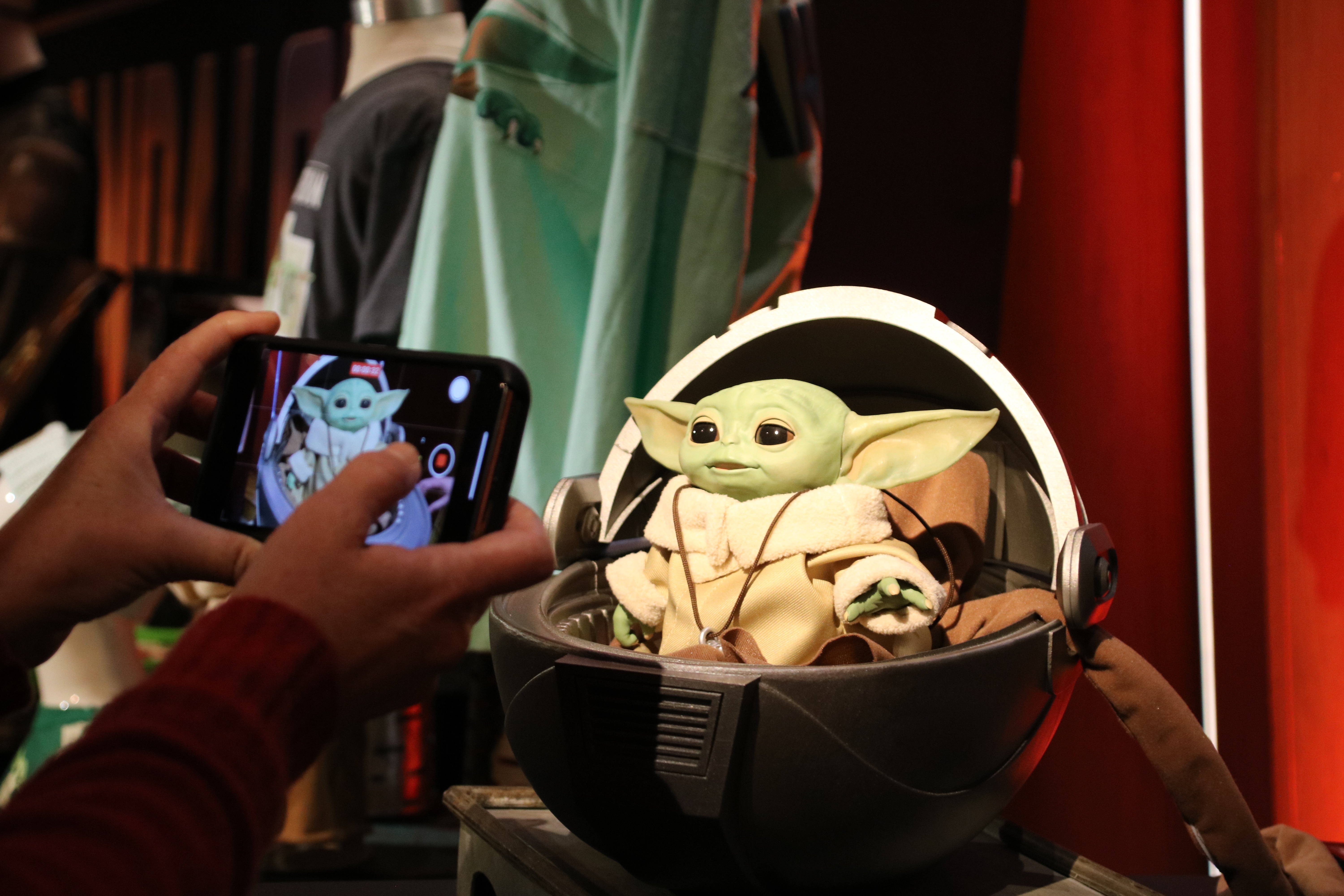 Juguetes oficiales de Baby Yoda a los que no te podrás resistir (Fotos+Videos)