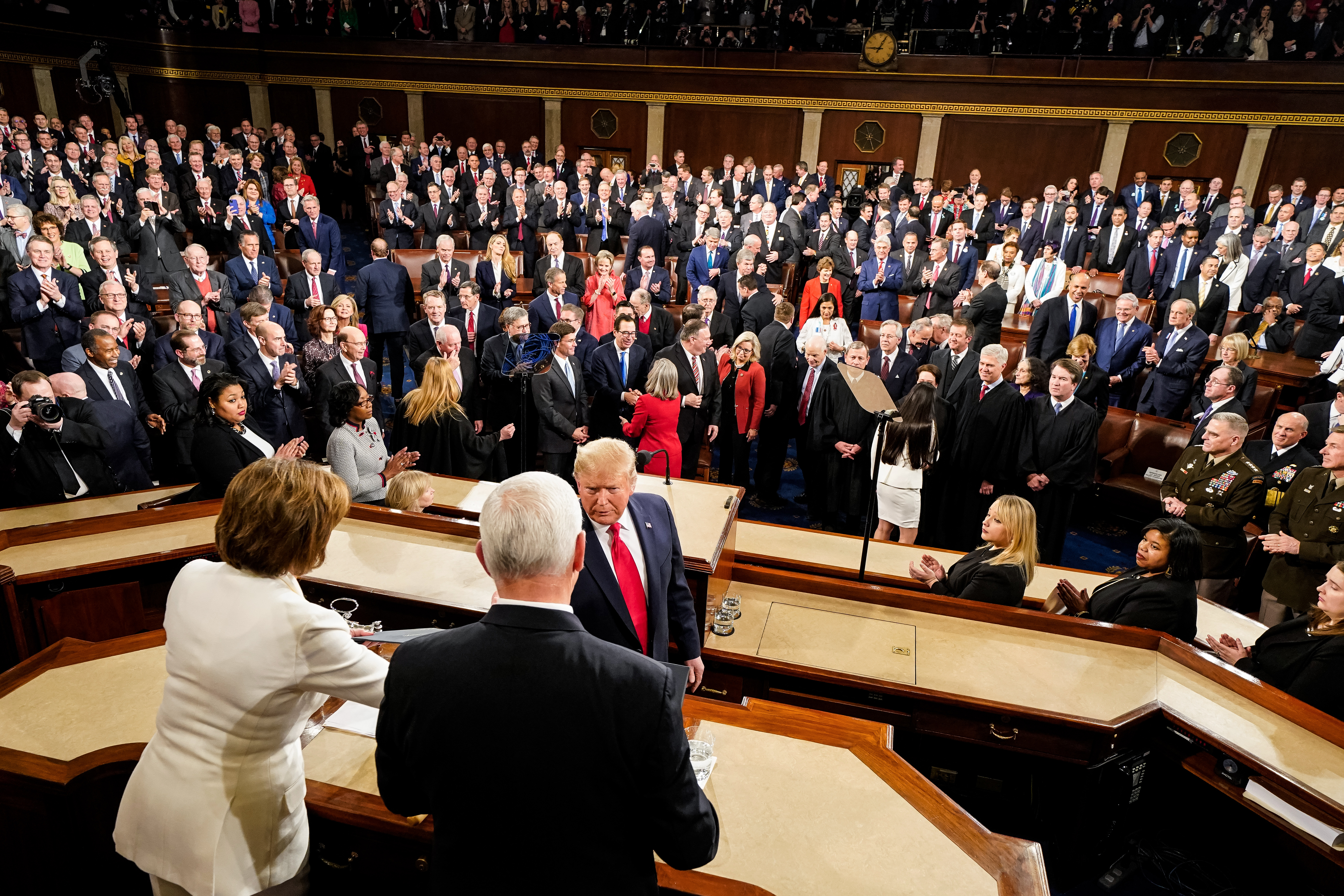 EN VIDEO: Trump ignoró completamente a Pelosi y la dejó con la mano tendida