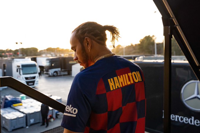 EN VIDEO: Lewis Hamilton se viste de azulgrana y apuesta por el Barcelona en el Clásico