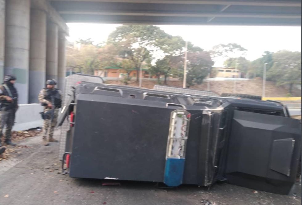 Volcamiento de una unidad de las Faes dejó dos heridos en la autopista Valle-Coche (FOTOS)