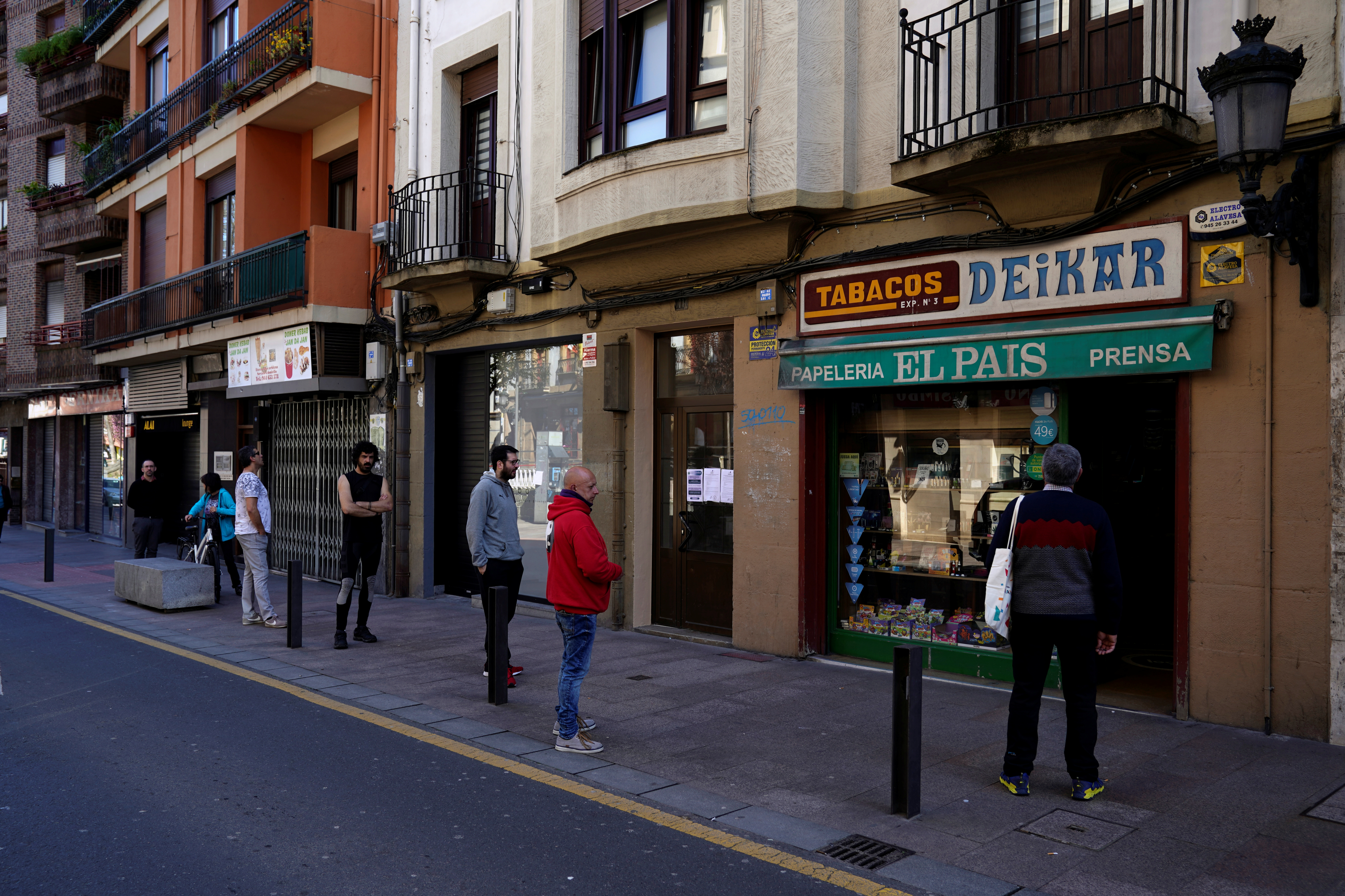 Científica midió el “radio” del estornudo y reconsidera la distancia recomendada para no contraer el coronavirus