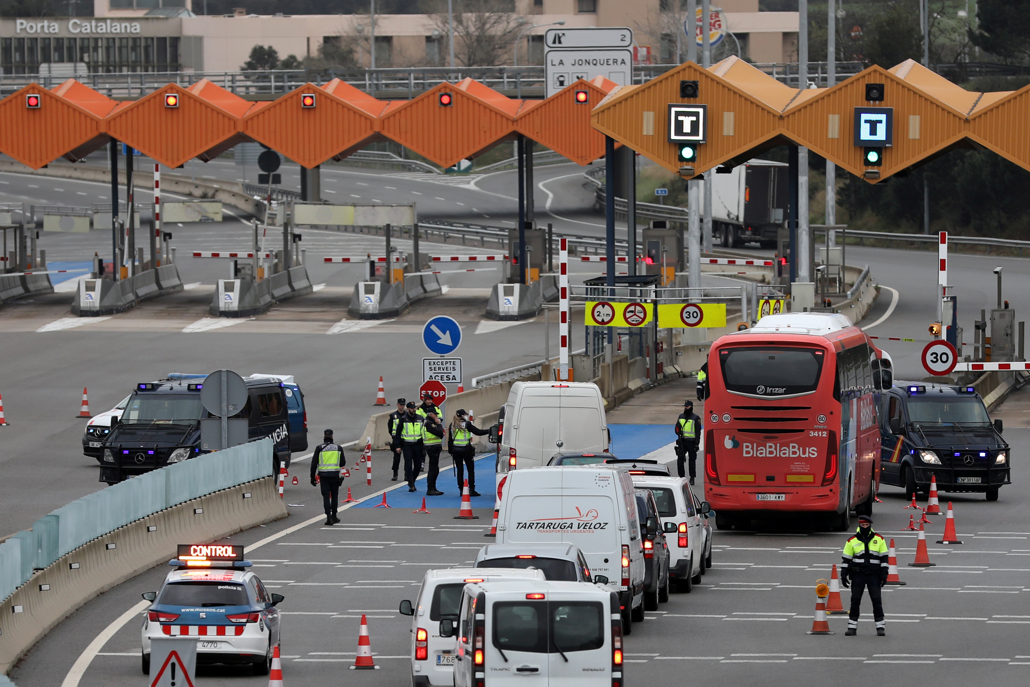 España aumentará los controles contra viajes de vacaciones de Semana Santa