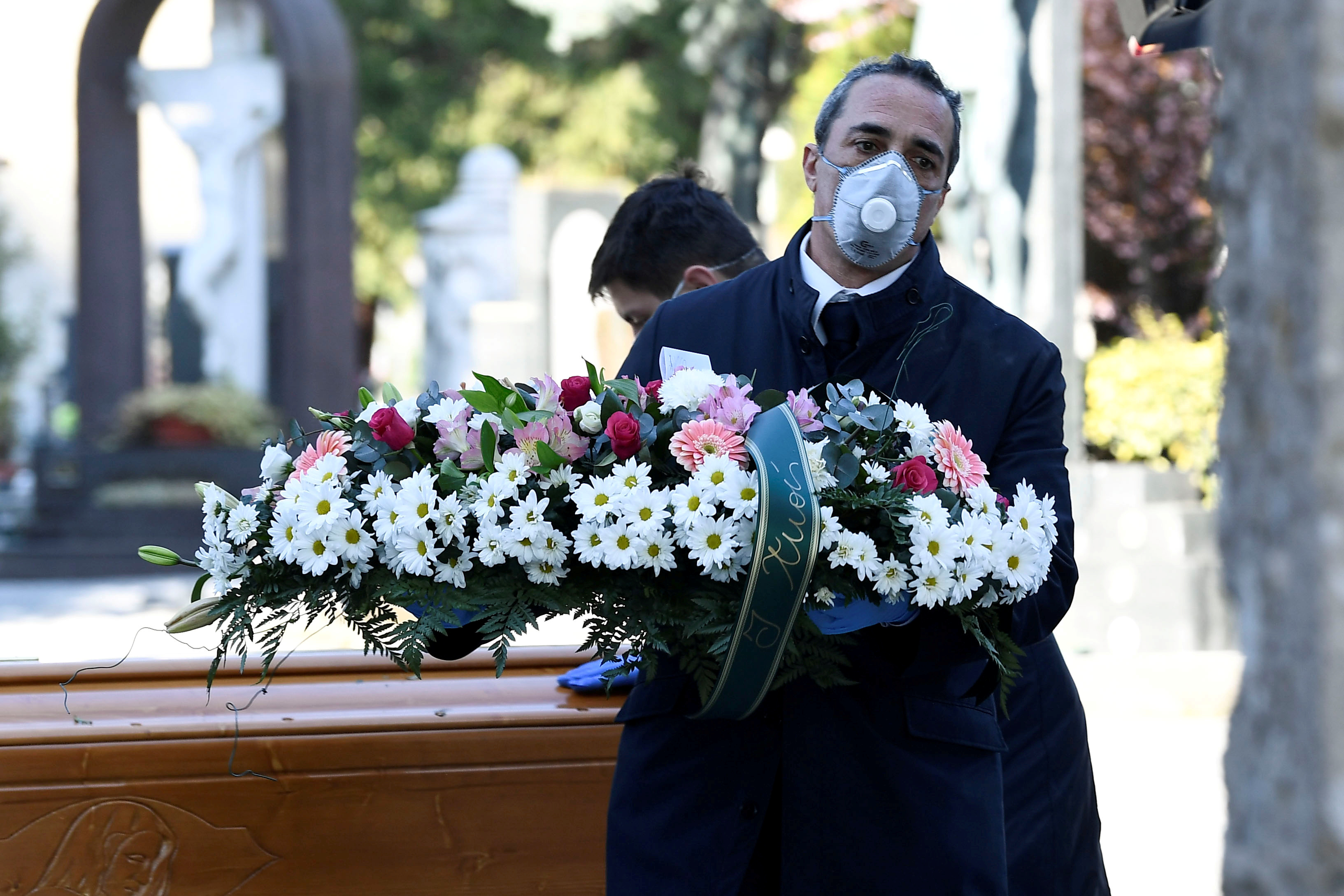 Por qué Italia bate el récord de muertos en un día 475, superando a China (Video)