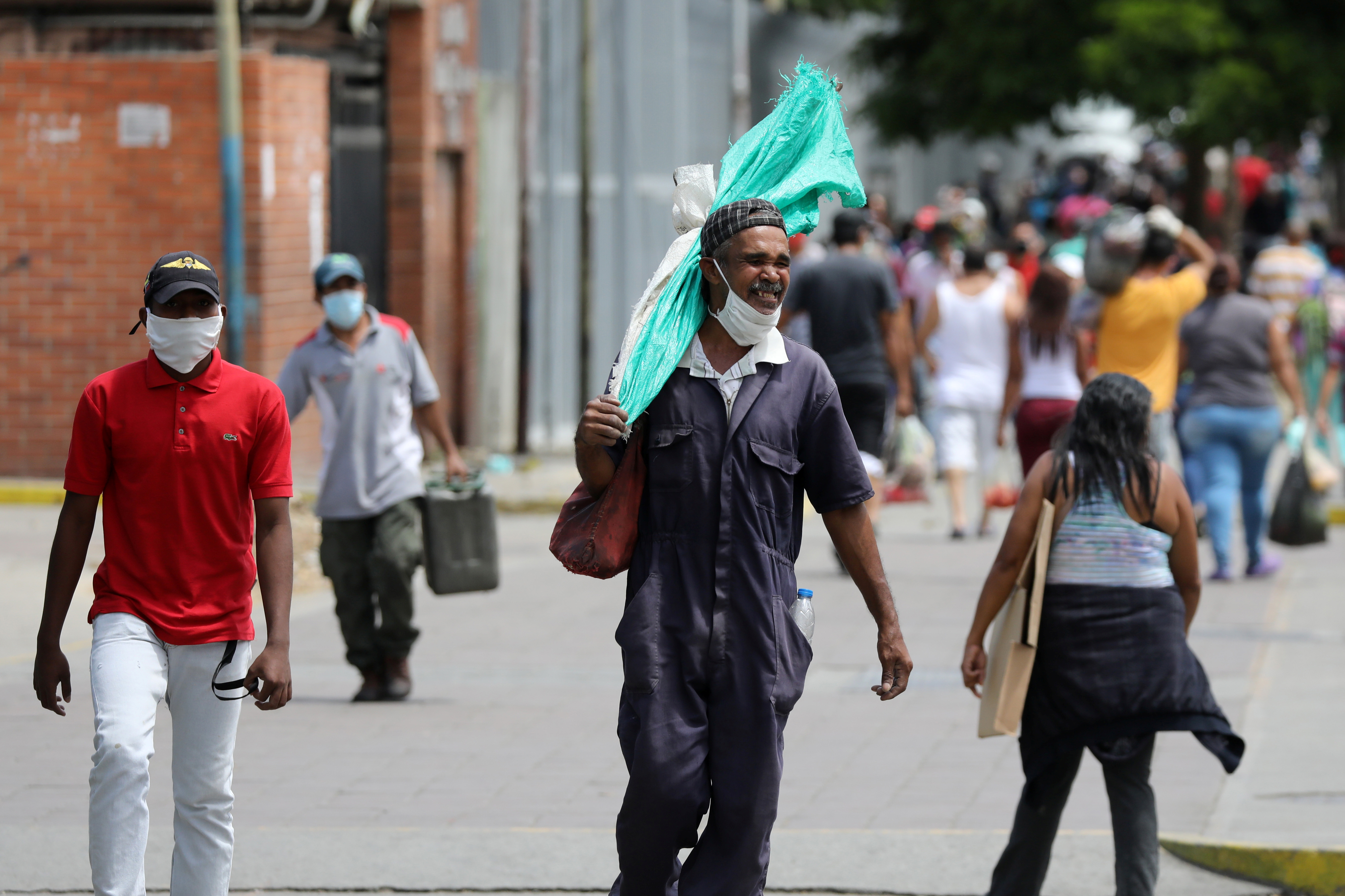 La crisis impide que en Venezuela se cumpla la cuarentena debido a la necesidad (Video)