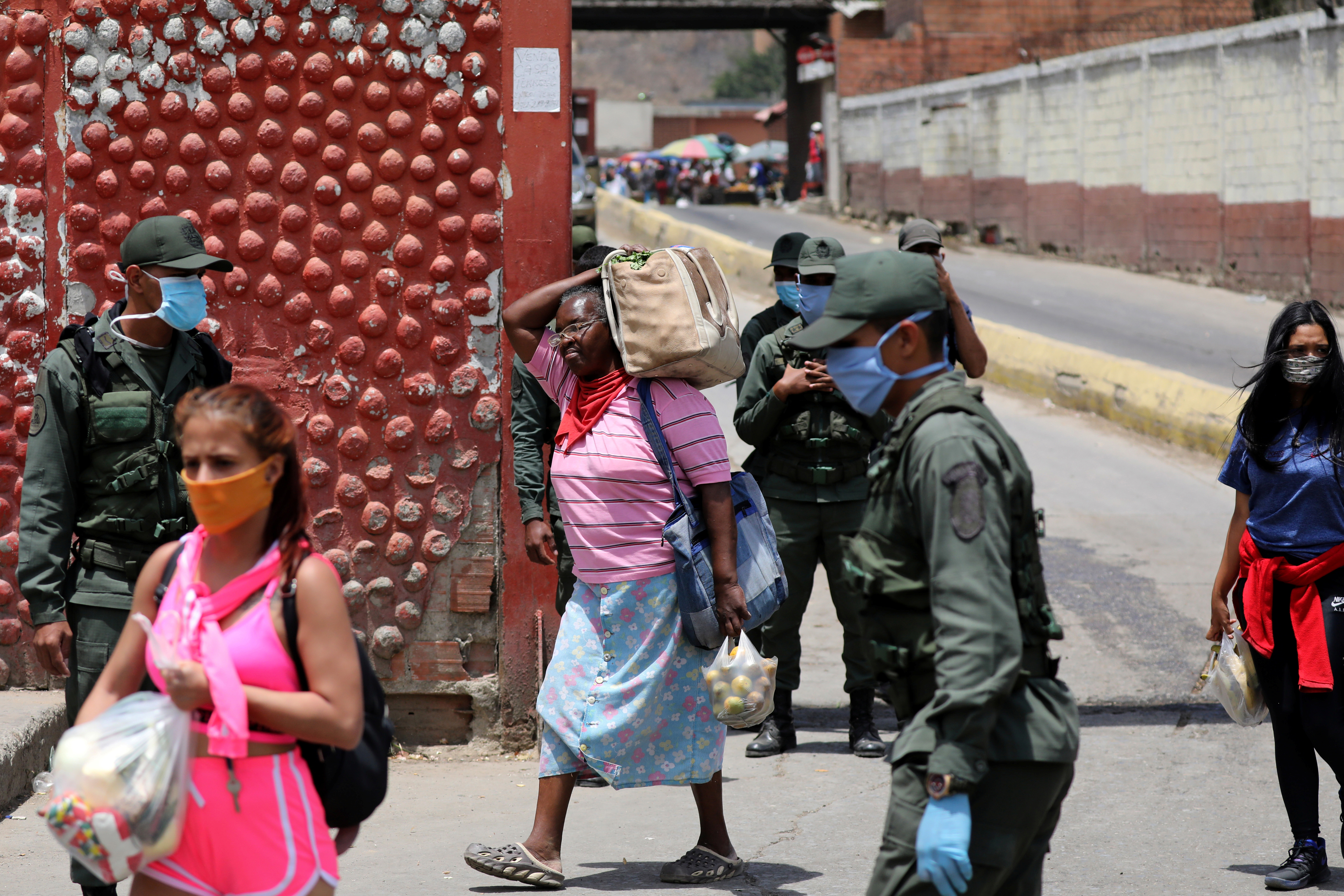 EN FOTOS: Caraqueños en cuarentena salieron a la calle para conseguir alimento este #21Mar