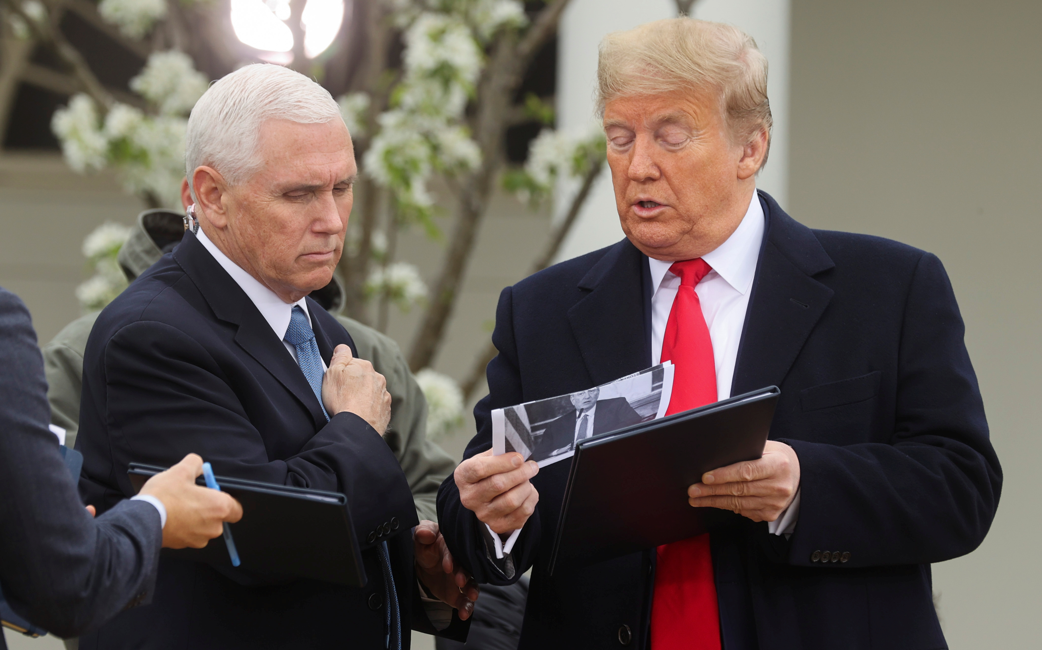 Trump evalúa limitar contacto con Pence tras el positivo por Covid-19 de su portavoz