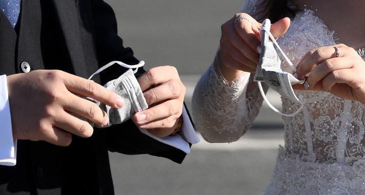 Amor en tiempo de coronavirus: Se casaron pero… ¡con guantes y tapabocas! (Fotos)