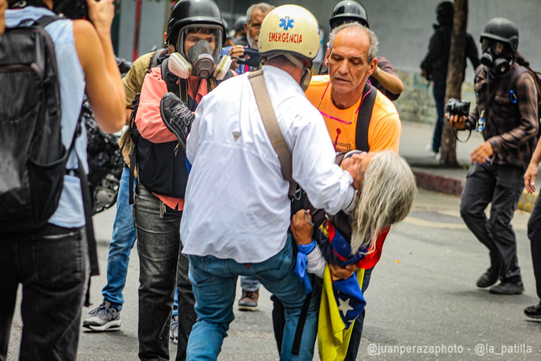 Una mujer de la tercera edad se desmayó tras represión de la PNB en Chacaíto #10Mar (VIDEOS)