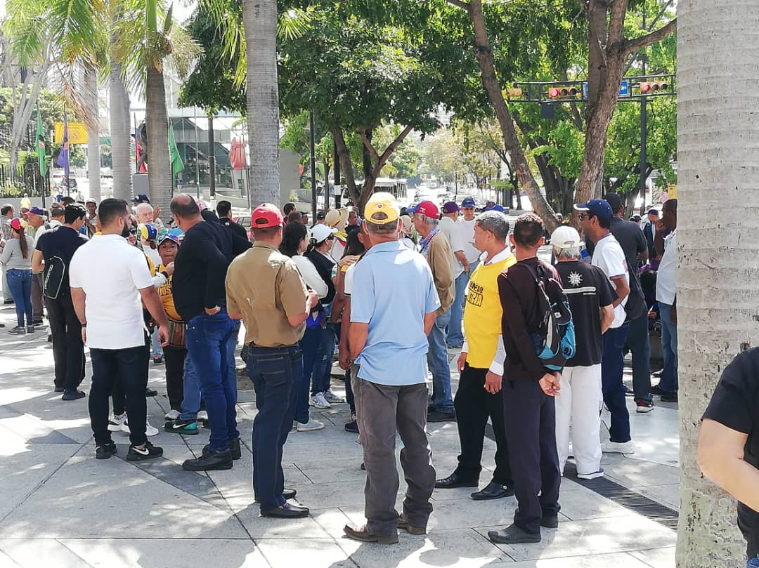 Así se comienzan a concentrar en Parque Cristal #10Mar (fotos y videos)