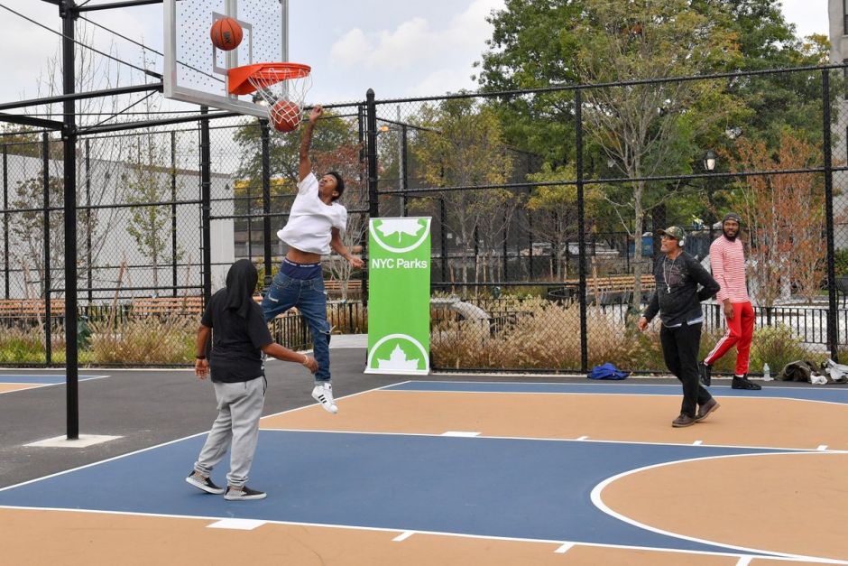 Alcaldía desmantela canchas deportivas para evitar reuniones durante cuarentena en Nueva York