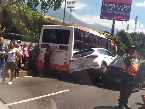 Reportan un triple choque en la autopista Valle-Coche #4Mar