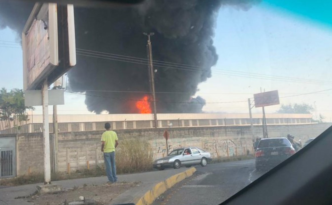 Apenas “se salvaron” 562 máquinas de votación tras el incendio, según Tibisay Lucena