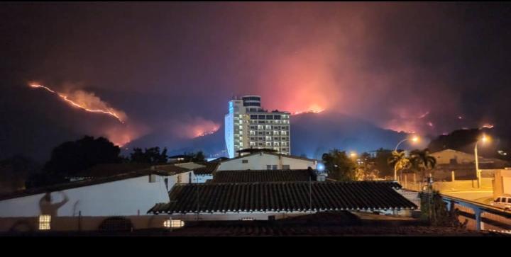 Fuerte incendio de vegetación en linderos del Parque Nacional Henri Pittier #31Mar