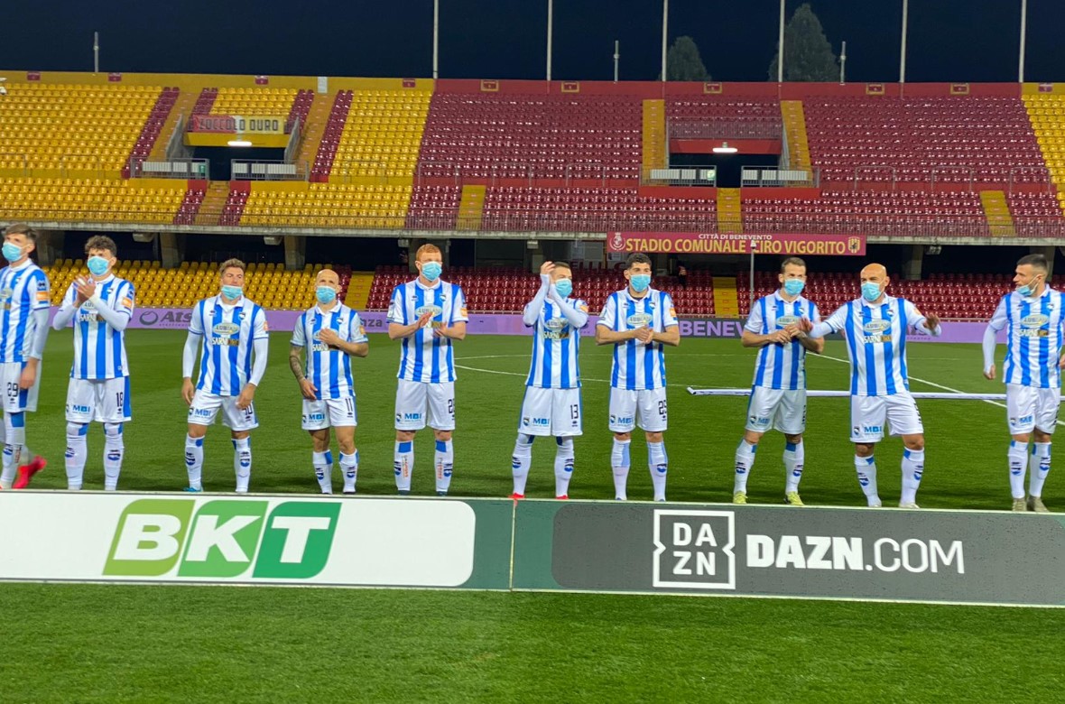 La FOTO: Jugadores del Pescara italiano saltaron al campo con mascarillas