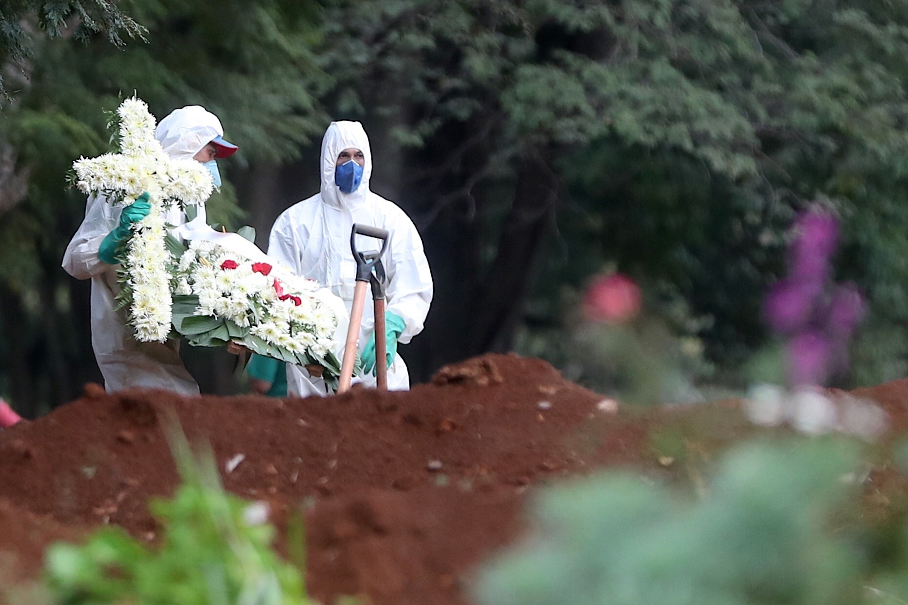 El Covid-19 dejó “al menos 20 millones” de muertos, según jefe de OMS