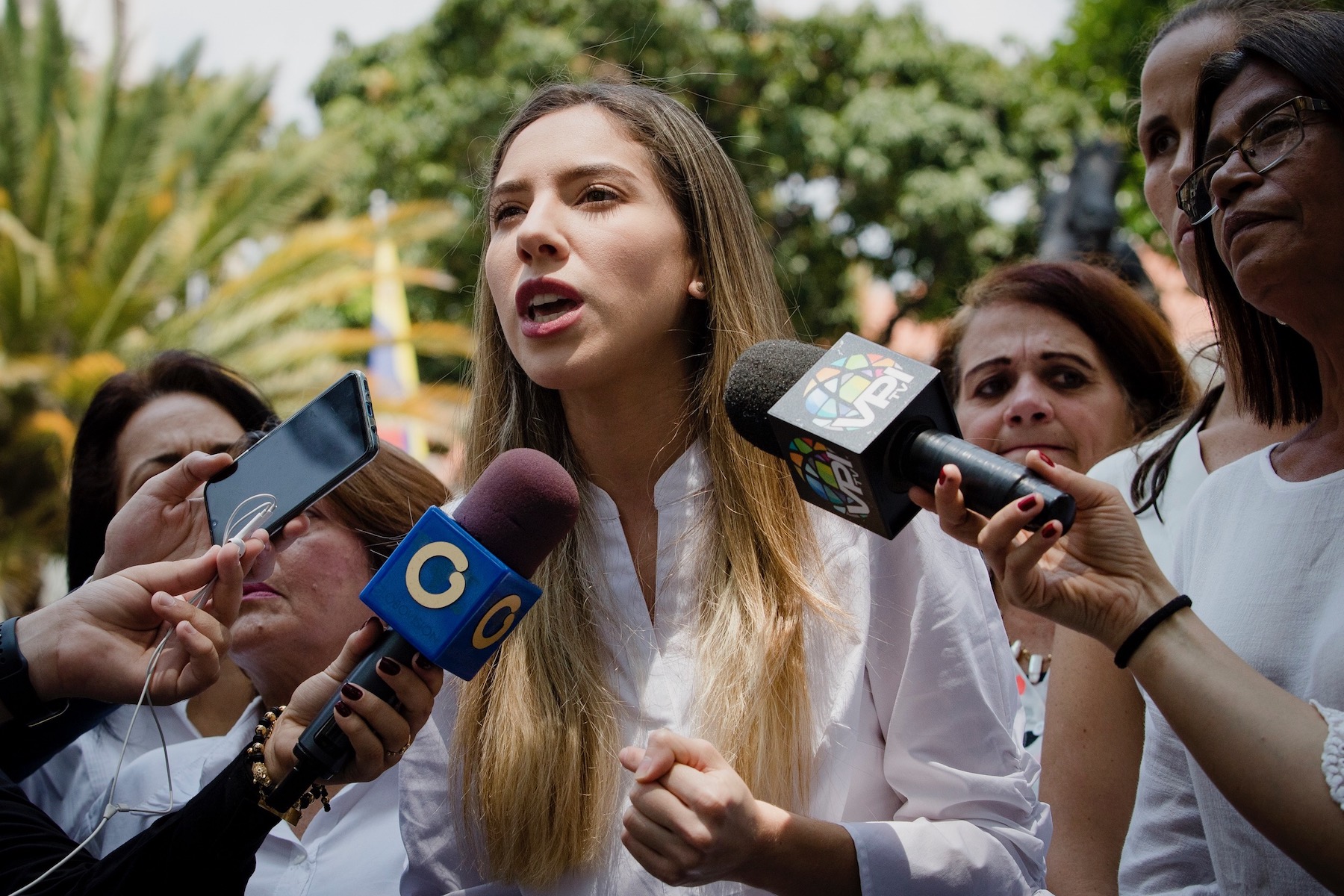 “En democracia se les honrará y dignificará su noble labor”, garantizó Fabiana Rosales a los maestros