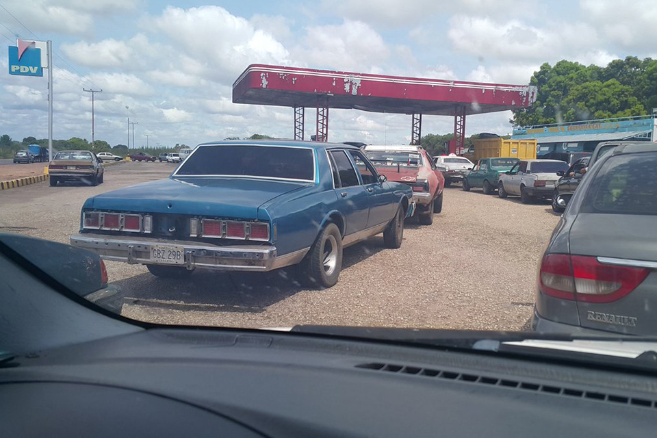 Caravana de vehículos de la GNB se desplazan en Bolívar para anunciar que no hay gasolina (VIDEO)