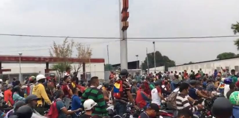 Motorizados toman las calles de Portuguesa en busca de gasolina #19Abr (Video)