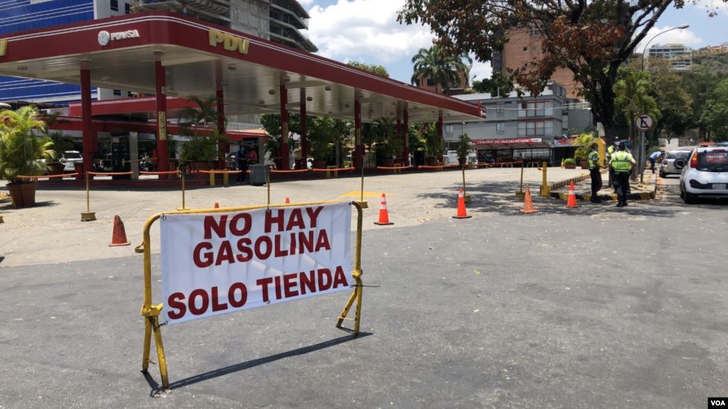 Revendedores ofrecen gasolina colombiana en una Venezuela sedienta de combustible