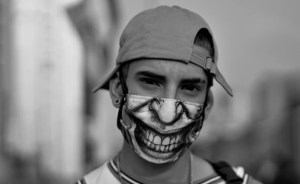 Venezuela: Los rostros detrás de las mascarillas (Video)