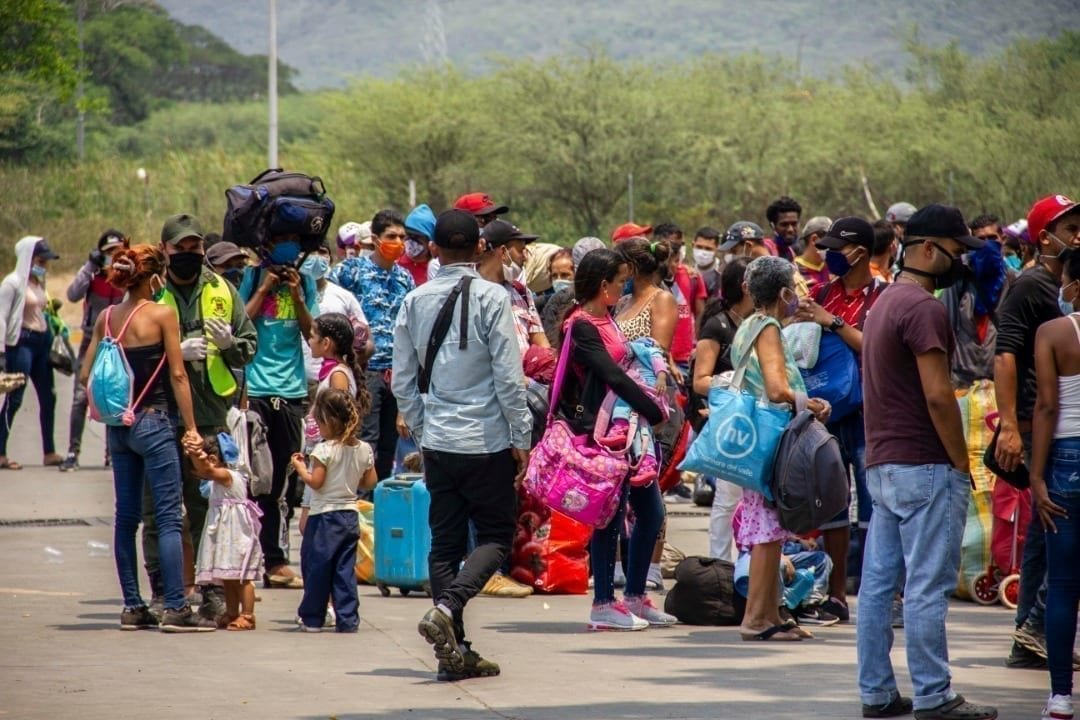 Criminalización de retornados contrasta con incumplimiento de protocolos de recepción